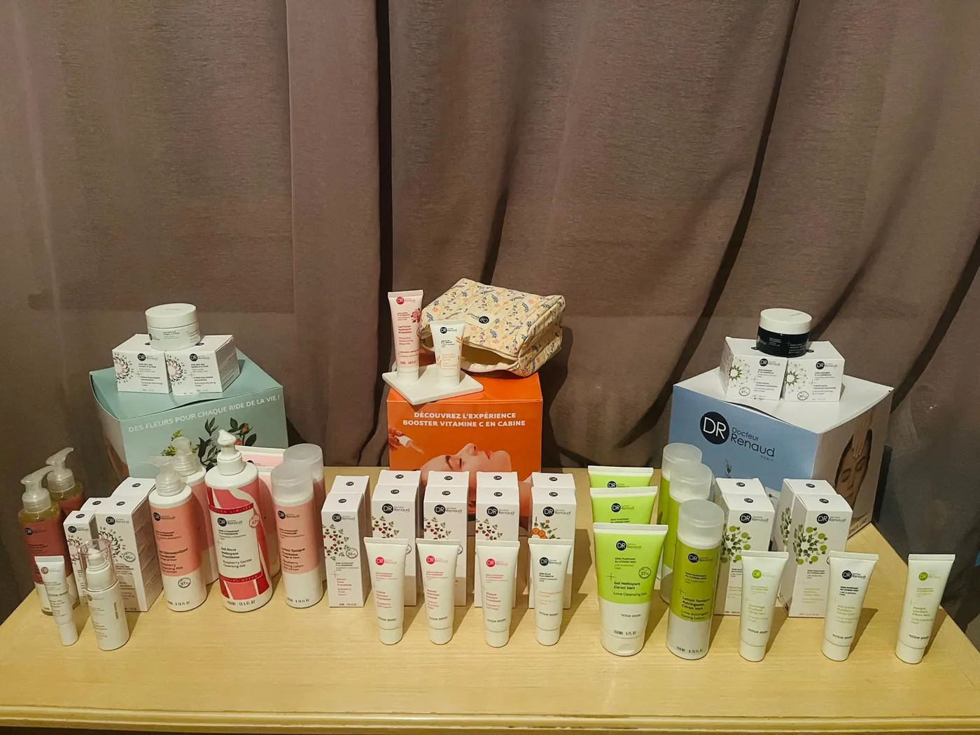 La gamme DR Renaud présentée à l'institut Prunelle & Amande : coffrets Rose, Booster vitamine C et Camomille, soins framboise et citron vert
