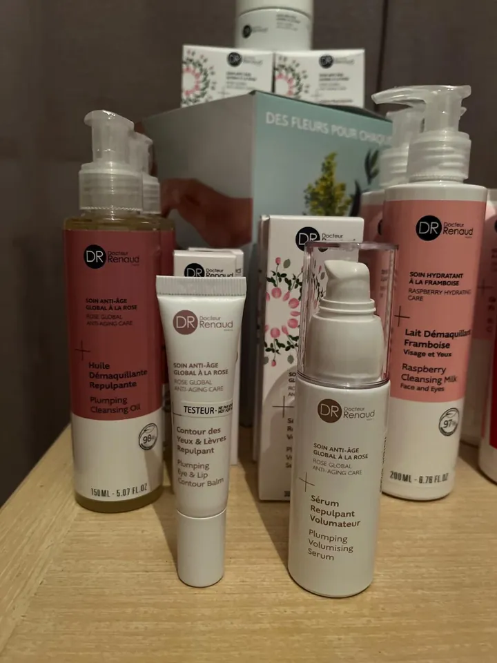 Produits de la gamme Rose anti-âge DR Renaud : huile démaquillante repulpante, contour des yeux et lèvres, sérum repulpant volumateur