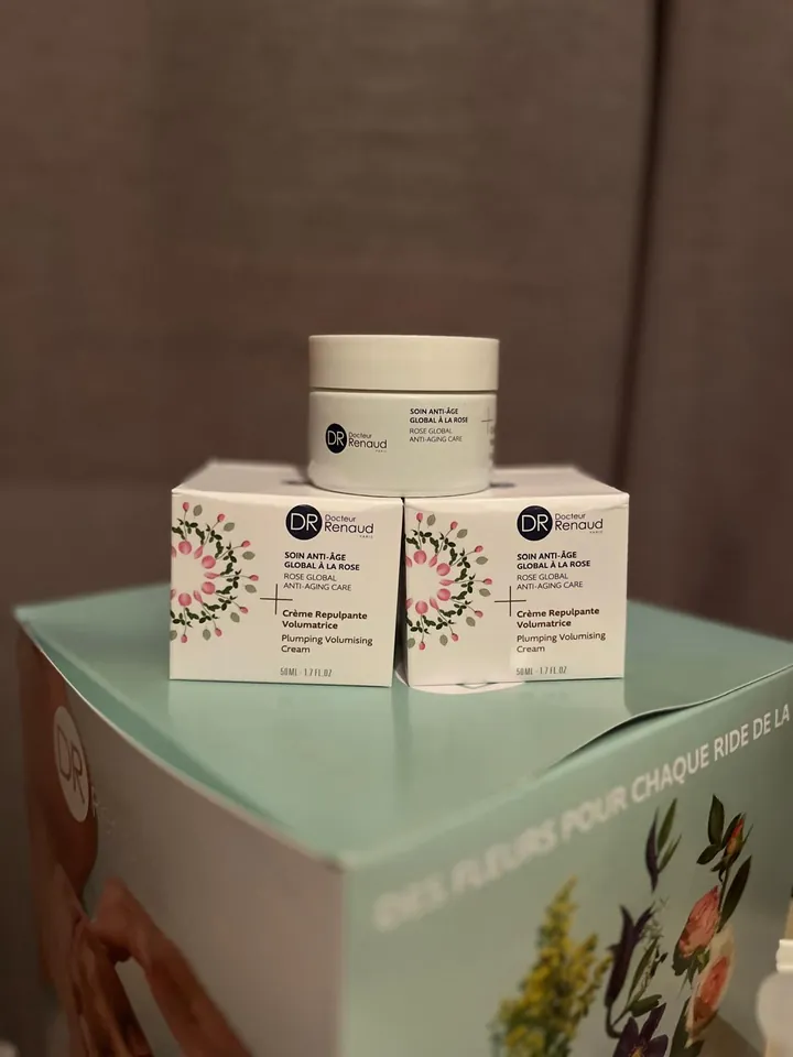 Crème repulpante volumatrice de la gamme Rose anti-âge DR Renaud